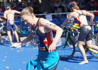Stockholm - 26 Ağustos 2017: Triatloncu Jodie Stimpson (Gbr), 26 Ağustos 2017 tarihinde İsveç 'in Stockholm kentinde düzenlenen Bayanlar Itu Dünya Triatlon Şampiyonası' nda geçiş bölgesinde kıyafetlerini değiştirdi.
