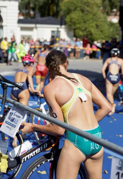 Stockholm - 26 Ağustos 2017: Triatloncu Natalie Van Coevorden (Aus), 26 Ağustos 2017 tarihinde İsveç 'in Stockholm kentinde düzenlenen Bayanlar Itu Dünya Triatlon Şampiyonası' nda dönüşüm bölgesinde bisiklet kazandı.
