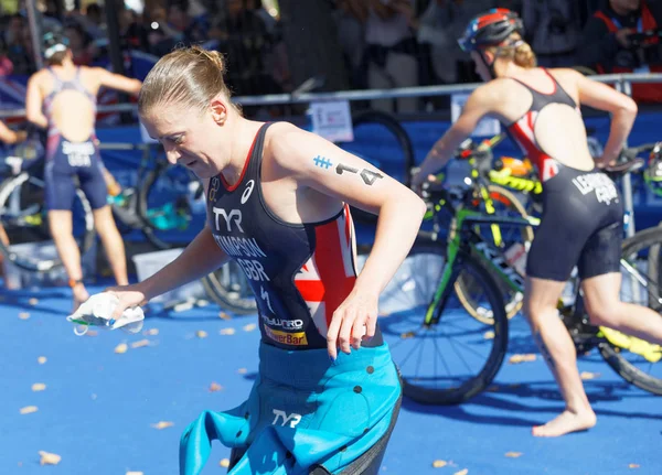 Stockholm - 26 Ağustos 2017: Triatloncu Jodie Stimpson (Gbr), 26 Ağustos 2017 tarihinde İsveç 'in Stockholm kentinde düzenlenen Bayanlar Itu Dünya Triatlon Şampiyonası' nda geçiş bölgesinde kıyafetlerini değiştirdi.