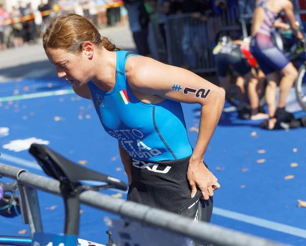 Stockholm - 26 Ağustos 2017: Triatloncu Alice Betto (Ita), 26 Ağustos 2017 'de İsveç' in Stockholm kentinde düzenlenen Bayanlar Itu Dünya Triatlon Şampiyonası 'nda geçiş bölgesinde kıyafetlerini değiştirdi.