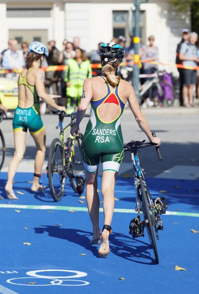 İle devir geçiş bölgesinde çalışan triathletes arkası