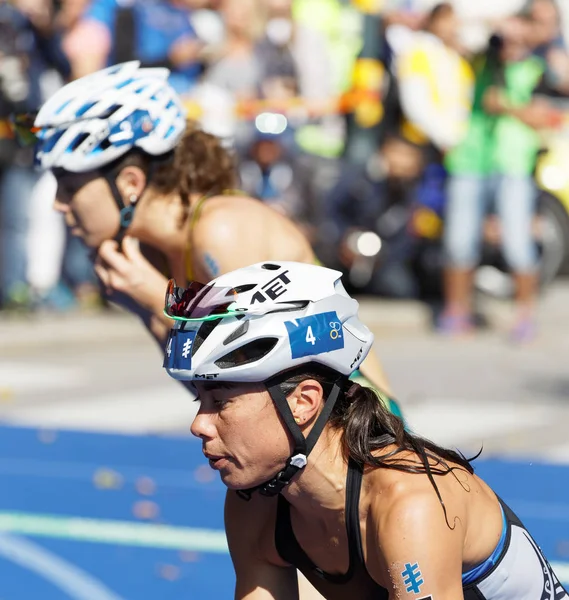 Stockholm - 26 Ağustos 2017: Triatloncu Andrea Hewitt (Nzl) 26 Ağustos 2017 'de İsveç' in Stockholm kentinde düzenlenen Bayanlar Itu Dünya Triatlon Şampiyonası 'nda geçiş bölgesinde miğferi tamir etti.