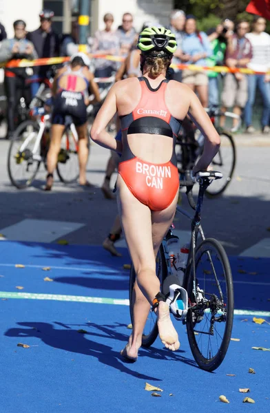 Stockholm - 26 Ağustos 2017: Kadın triatlet Joanna Brown (Can) ve 26 Ağustos 2017 'de İsveç' in Stockholm kentinde düzenlenen Dünya Kadınlar Triatlon Şampiyonası 'nda bisiklet yarışında yarışan yarışmacılar