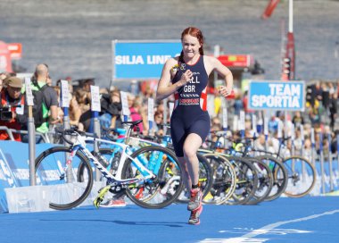 Triatlet Lucy geçiş bölgesinde çalışan Hall (Gbr)