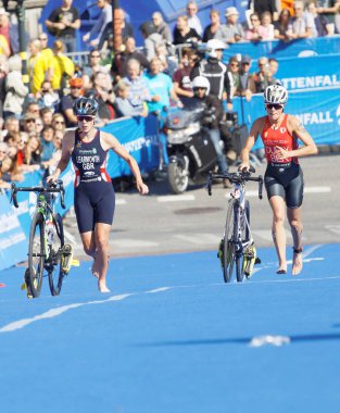 Stockholm - 26 Ağustos 2017: Kadın lider ikilisi triatlet Duffy ve Stockholm'ın geçiş bölgesinde kadınların İTÜ dünya triatlon serisi olay 26 Ağustos 2017 Stokholm, İsveç'te çalışan geçiş bölgesinde çalışan Learmonth