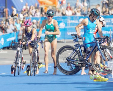 İle devir'ın geçiş bölgesinde çalışan kadın triathletes