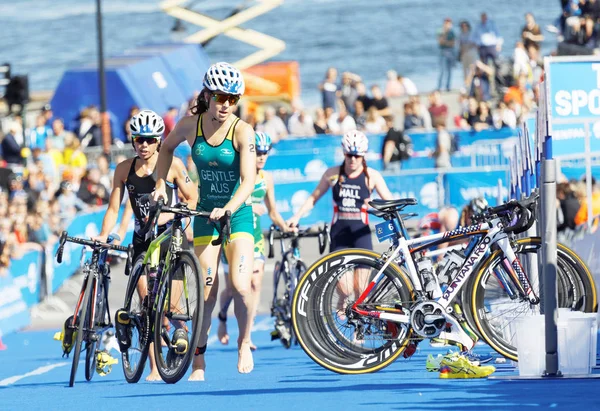 Stockholm - 26 Ağustos 2017: Kadın triatletler Ashleigh Gentle (Aus) ve Andrea Hewitt (Nzl), 26 Ağustos 2017 tarihinde İsveç 'in Stockholm kentinde gerçekleştirilen Women' s Itu World Triatlon serisi yarışmasında geçiş bölgesinde park halindeler.