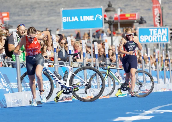 Stockholm - 26 Ağustos 2017: Kadın lider ikilisi triatlet Duffy ve Stockholm'ın geçiş bölgesinde kadınların İTÜ dünya triatlon serisi olay 26 Ağustos 2017 Stokholm, İsveç'te çalışan geçiş bölgesinde çalışan Learmonth