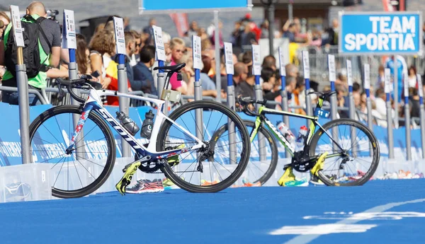 Stockholm - 26 Ağustos 2017: İsveç 'in Stockholm kentinde 26 Ağustos 2017 tarihli Bayanlar Itu Dünya Triatlon Şampiyonası' nda geçiş bölgesinde park halkaları