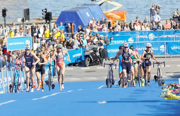 Stockholm - 26 Ağustos 2017: Stockholm 'deki geçiş bölgesinde koşan kadın triatletler, 26 Ağustos 2017 tarihinde İsveç' in Stockholm kentinde gerçekleştirilen Women 's Itu World Triatlon serisi etkinliğinde geçiş bölgesinde koşuyorlar.