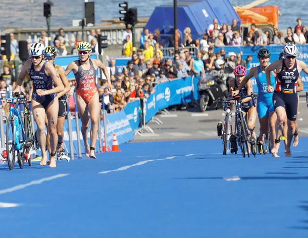Stockholm - 26 Ağustos 2017: Stockholm 'deki geçiş bölgesinde koşan kadın triatletler, 26 Ağustos 2017 tarihinde İsveç' in Stockholm kentinde gerçekleştirilen Women 's Itu World Triatlon serisi etkinliğinde geçiş bölgesinde koşuyorlar.