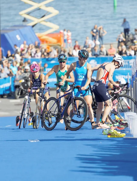 Stockholm - 26 Ağustos 2017: İsveç 'in Stockholm kentinde düzenlenen Kadınlar Itu Dünya Triatlon Şampiyonası' nda bisiklet ve rakipleriyle koşan kadın triatletler Stimpson, Spivey, Van Coevorden