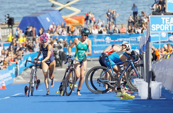 Stockholm - 26 Ağustos 2017: Kadın triathletes Spivey, Van Coevorden ve döngüleri ve kadınların İTÜ dünya triatlon serisi olay geçiş bölgesinde yarışmacı ile 26 Ağustos 2017 Stokholm, İsveç'te çalışan compryitors