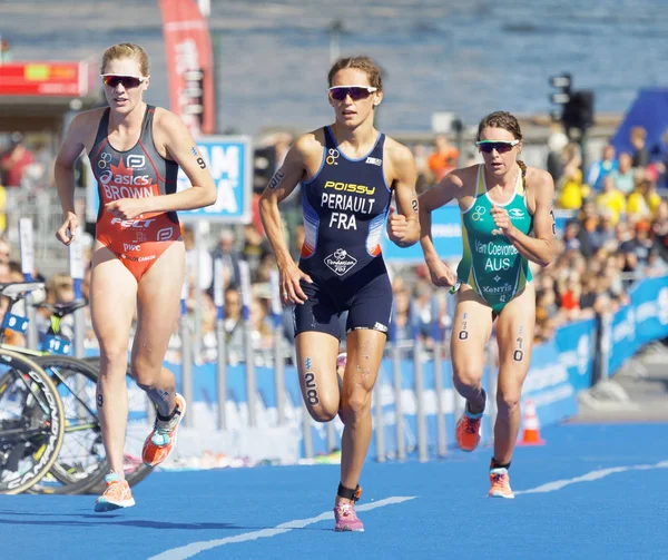 Triathletin Brown, Periault und van Coevorden laufen in T — Stockfoto