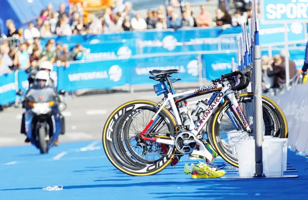Park edilmiş döngüleri ve motosiklet Stockholm geçiş bölgesinde