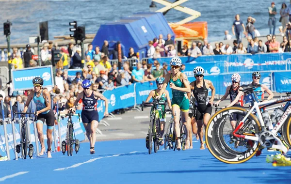 Kvinnliga triathlet kör i övergångszonen i Stockholm — Stockfoto