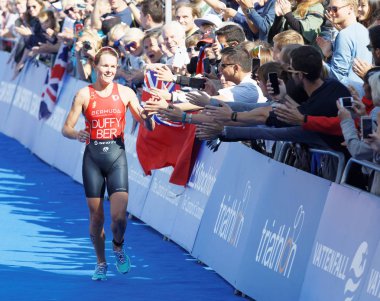 Stockholm - 26 Ağustos 2017: triatlet Flora Duffy yüksek beş kadın İTÜ dünya triatlon serisi olay seyirci 26 Ağustos 2017 Stokholm, İsveç'te gülümseyen