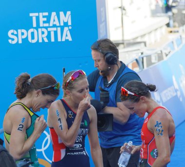 Stockholm - 26 Ağustos 2017: Stockholm, İsveç'te kadınların İTÜ dünya triatlon serisi olay 26 Ağustos 2017 bitiş sonra triatlet madalya Ashleig nazik ve Flora Duffy