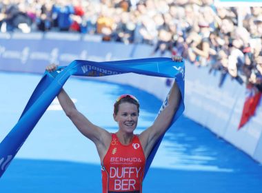 Gülümseyen triatlet Flora triatlon olay kazanan Duffy