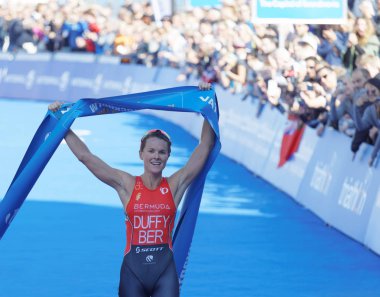 Gülümseyen triatlet Flora triatlon olay kazanan Duffy