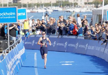 Kadın triatlet Jessica Learmonth bitirmek çalışan