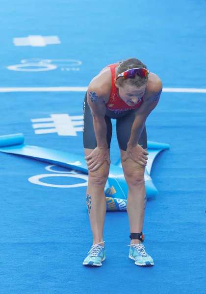 Stockholm - 26 Ağustos 2017: Flora Duffy Stokholm, İsveç'te 26 Ağustos 2017 kadınların İTÜ dünya triatlon serisi olay hedefine sonra yorgun kadın triatlet