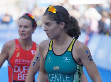 Stockholm - 26 Ağustos 2017: Kadın triatlet Ashleig Gentle ve Flora Duffy, 26 Ağustos 2017 tarihinde İsveç 'in Stockholm kentinde düzenlenen Bayanlar Itu Dünya Triatlon Serisi' nin bitiminden sonra
