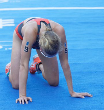 Stockholm - 26 Ağustos 2017: Yorgun triatlet Joanna Brown, 26 Ağustos 2017 'de İsveç' in Stockholm kentinde düzenlenen Bayanlar Itu Dünya Triatlon Serisi 'nin bitiminden sonra dizlerinin üzerine çöktü