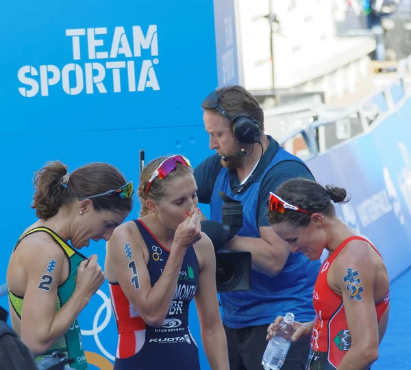 Stockholm - 26 Ağustos 2017: Stockholm, İsveç'te kadınların İTÜ dünya triatlon serisi olay 26 Ağustos 2017 bitiş sonra triatlet madalya Ashleig nazik ve Flora Duffy