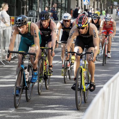 Jonathan Brownlee ve grup erkek triatlet Bisiklet