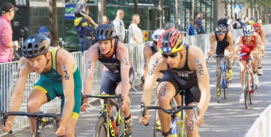 Stockholm - 26 Ağustos 2017: Jonathan Brownlee ve grup erkek triatlet bisikletçiler erkekler İTÜ dünya triatlon serisi olay 26 Ağustos 2017 Stokholm, İsveç