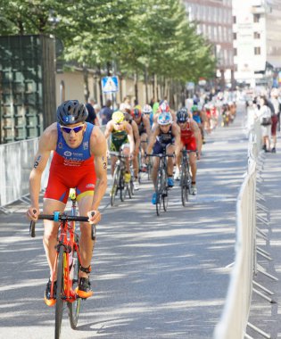 Stockholm - 26 Ağustos 2017: Triatloncu Fernando Alarza, 26 Ağustos 2017 tarihinde İsveç 'in Stockholm kentinde düzenlenen Dünya Erkekler Triatlon Şampiyonası' nda yarışan bir grup yarışmacı tarafından takip edildi.