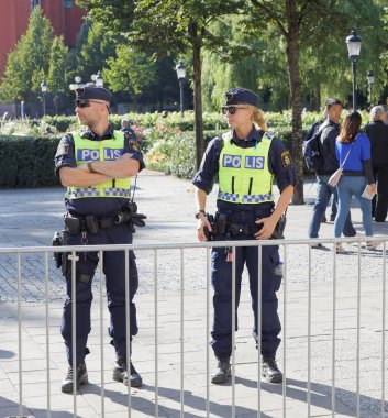Stockholm - 26 Ağustos 2017: İki İsveçli polis memuru, bir erkek ve bir kadın Itu World Triatlon serisi 26 Ağustos 2017 'de İsveç' in Stockholm kentinde gerçekleşti.
