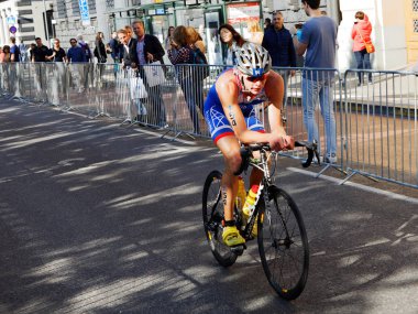 Stockholm - 26 Ağustos 2017: Striptizci bisikletçi Andrey Moiseenko (Rus) Erkekler Itu Dünya Triatlon serisi etkinliği 26 Ağustos 2017 'de İsveç' in Stockholm kentinde gerçekleşti.