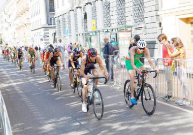 Stockholm - 26 Ağustos 2017: Adam Bowden, Russel White ve bir grup erkek triatloncu 26 Ağustos 2017 'de İsveç' in Stockholm kentinde düzenlenen Erkekler Itu Dünya Triatlon Serisi yarışmasında yarışacak.