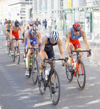 Stockholm - 26 Ağustos 2017: Erkekler Itu Dünya Triatlon Serisi 'nde erkek triatloncular grubu 26 Ağustos 2017 Stockholm, İsveç