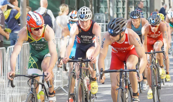 Stockholm - 26 Ağustos 2017: Erkekler Itu Dünya Triatlon Şampiyonası 'nda bisiklet yarışçılarının kapanışı 26 Ağustos 2017 Stockholm, İsveç