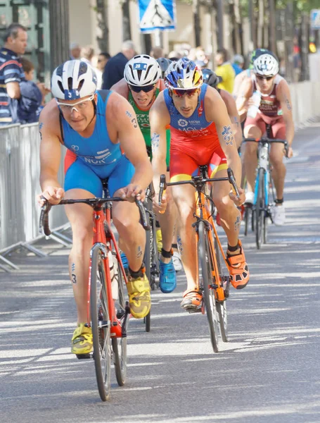 Stockholm - 26 Ağustos 2017 'de İsveç' in Stockholm kentinde düzenlenen Erkekler Itu Dünya Triatlon Şampiyonası 'nda yarışan bisikletli triatletler Blummenfelt, Mola ve rakiplerinin yakınlaşması
