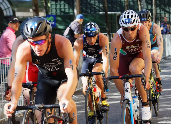 Stockholm - 26 Ağustos 2017: Erkekler Itu Dünya Triatlon Şampiyonası 'nda bisiklet yarışçılarının kapanışı 26 Ağustos 2017 Stockholm, İsveç
