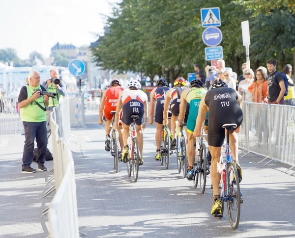 Stockholm - 26 Ağustos 2017: renkli triatlet bisikletçiler erkekler İTÜ dünya triatlon serisi olay 26 Ağustos 2017 Stokholm İsveç'in grup geri