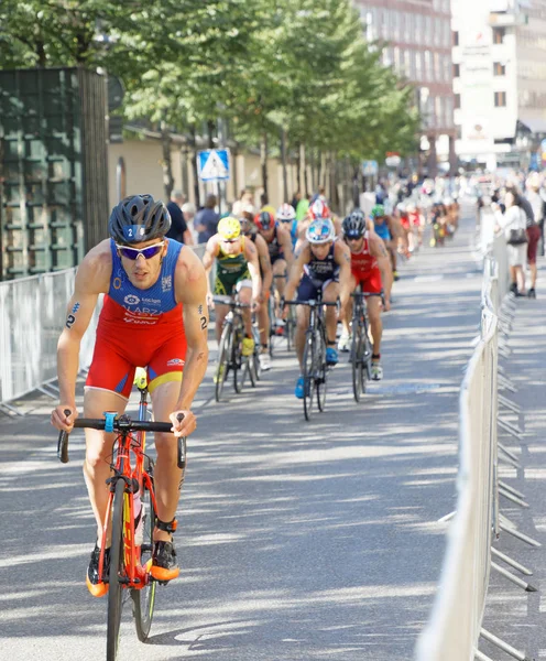 Stockholm - 26 Ağustos 2017: Triatloncu Fernando Alarza, 26 Ağustos 2017 tarihinde İsveç 'in Stockholm kentinde düzenlenen Dünya Erkekler Triatlon Şampiyonası' nda yarışan bir grup yarışmacı tarafından takip edildi.