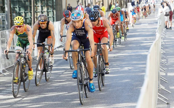 Erkek triatlet bisikletçiler büyük grup