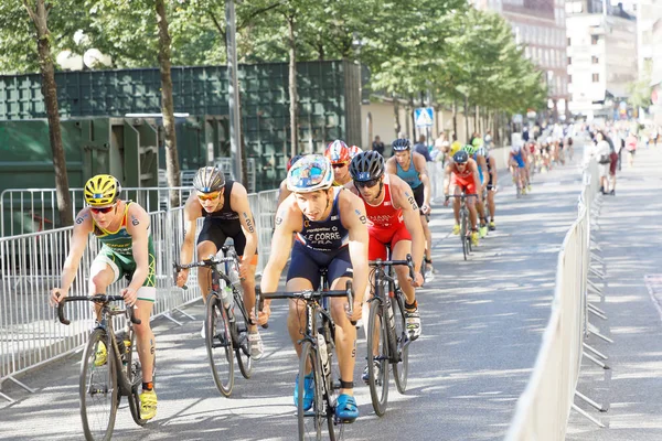 Stockholm - 26 Ağustos 2017: Büyük bir grup erkek triatlet bisikletçiler, Le Corre, Schoeman ve diğer erkekler İTÜ dünya triatlon serisi olay 26 Ağustos 2017 Stokholm, İsveç