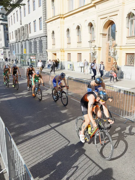 Stockholm - 26 Ağustos 2017: Erkekler Itu Dünya Triatlon Serisi 'nde erkek triatloncular grubu 26 Ağustos 2017 Stockholm, İsveç