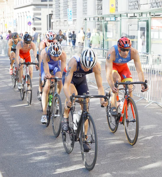 Stockholm - 26 Ağustos 2017: Erkekler Itu Dünya Triatlon Serisi 'nde erkek triatloncular grubu 26 Ağustos 2017 Stockholm, İsveç
