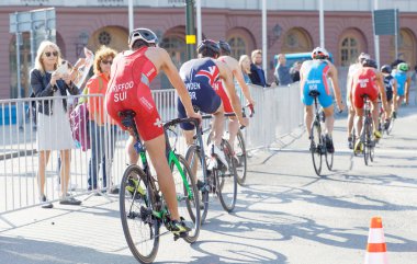 Stockholm - 26 Ağustos 2017: renkli triatlet bisikletçiler erkekler İTÜ dünya triatlon serisi olay 26 Ağustos 2017 Stokholm İsveç'in grup geri