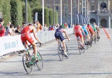 Stockholm - 26 Ağustos 2017: renkli triatlet bisikletçiler erkekler İTÜ dünya triatlon serisi olay 26 Ağustos 2017 Stokholm İsveç'in grup geri