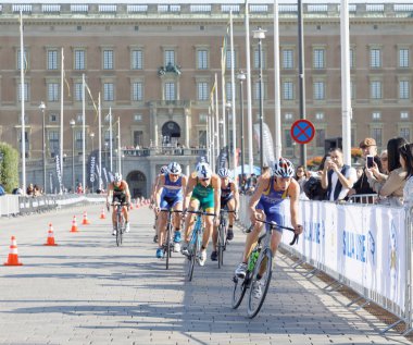 Stockholm - 26 Ağustos 2017: Birçok triatlet bisikletçiler bir grubunda, Gabriel Sandor kurşun erkekler İTÜ dünya triatlon serisi olay 26 Ağustos 2017 Stokholm, İsveç