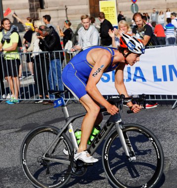 Stockholm - 26 Ağustos 2017: İsveçli triatloncular Gabriel Sandor, 26 Ağustos 2017 tarihinde İsveç 'in Stockholm kentinde düzenlenen Erkekler Itu Dünya Triatlon serisinin yan görüntüsü
