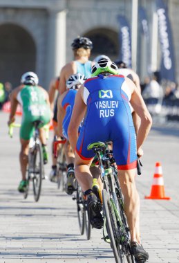 Stockholm - 26 Ağustos 2017: triatlet bisikletçi arkasında Denis Vasilev erkekler İTÜ dünya triatlon serisi olay 26 Ağustos 2017 Stokholm, İsveç